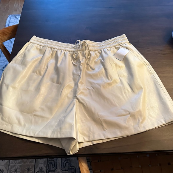 Good American - Better Than Leather Short / Bone - Picture 4 of 5